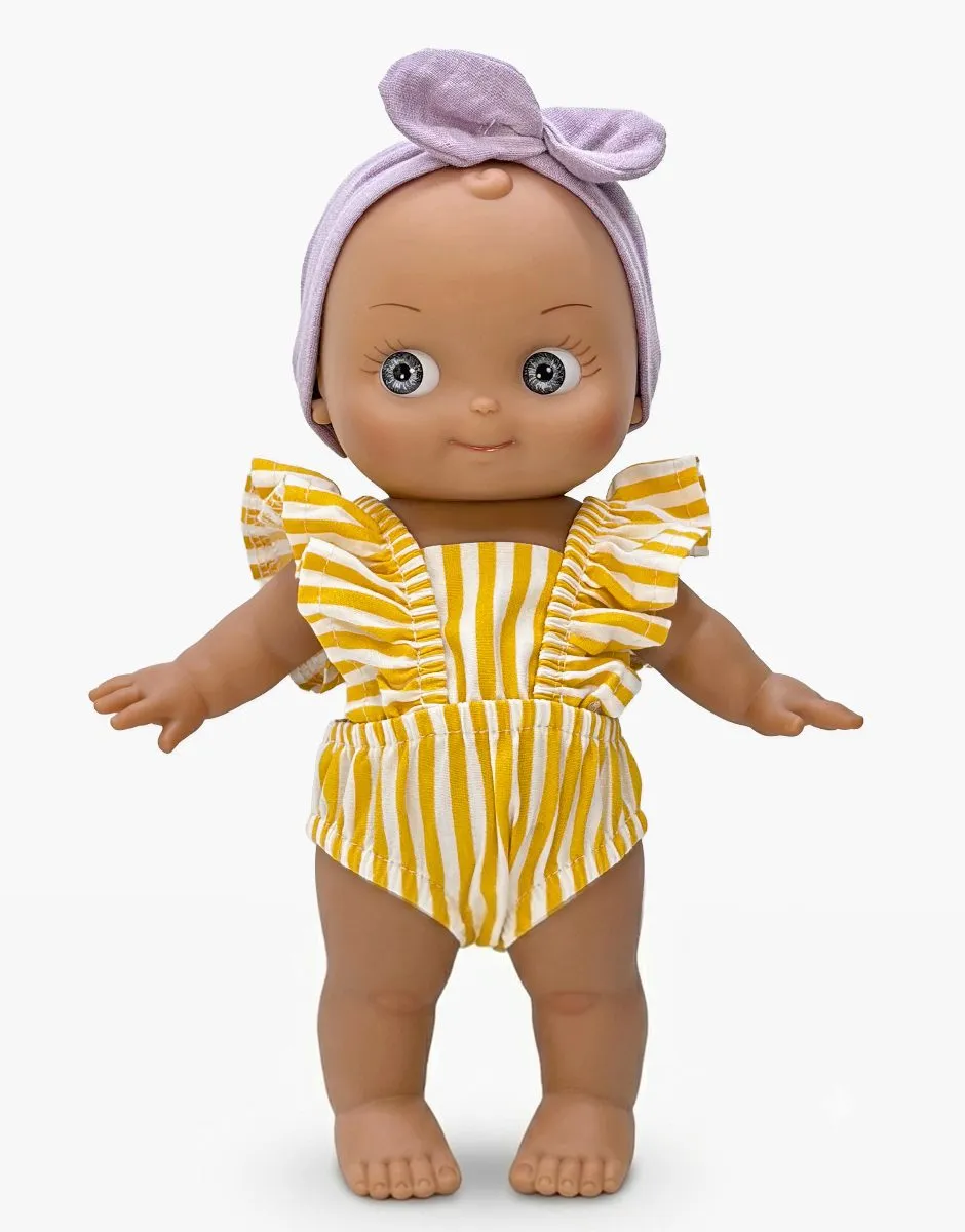Minikane Poupée Mini Pancha, Maïa et son ensemble de plage violet / rayures jaunes.