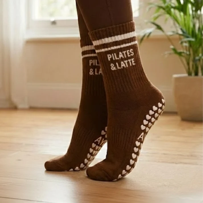 Chaussettes antidérapantes Ayona Marron – Pilates & Latte. - Image 2
