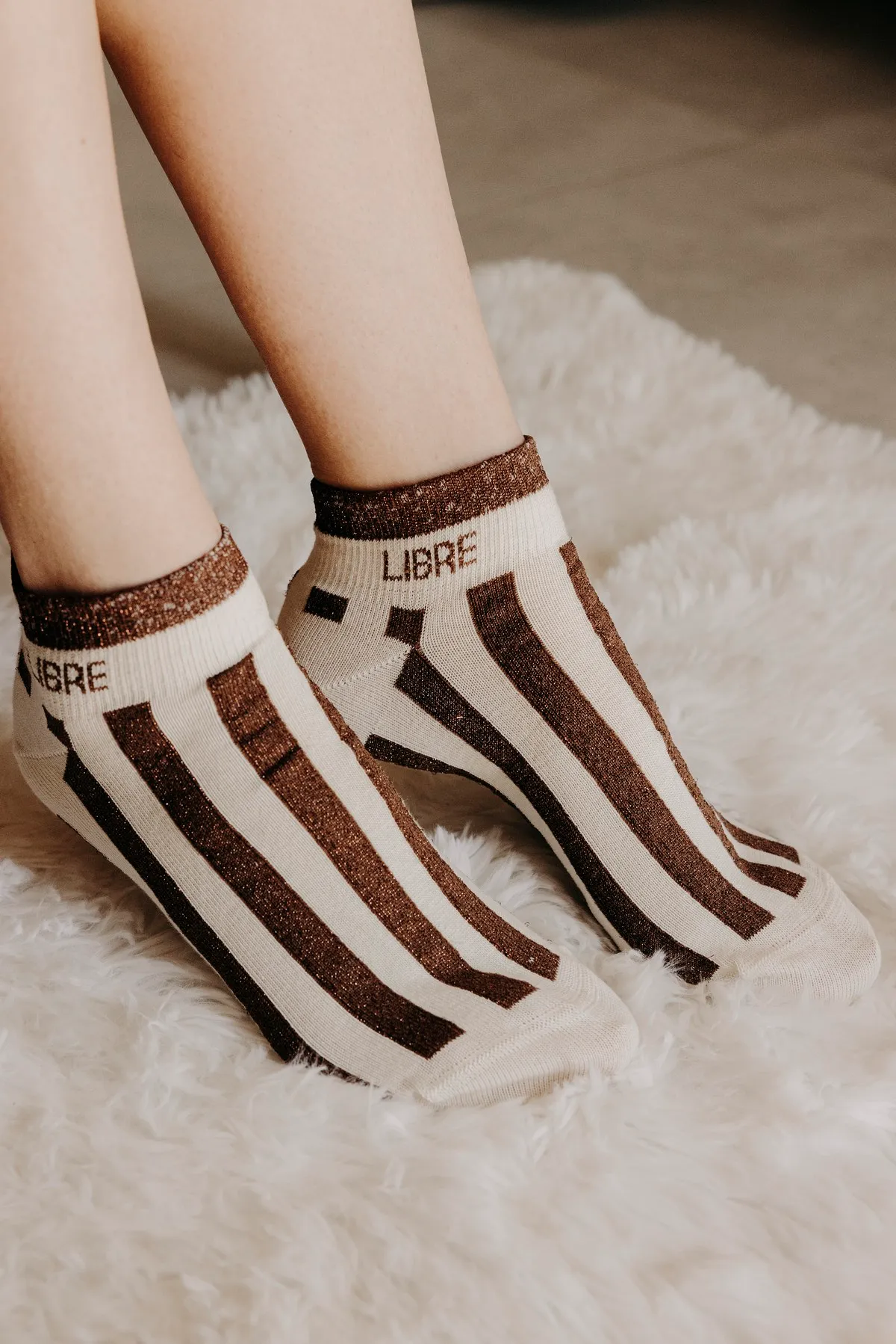 Chaussettes sneakers fantaisie lurex "LIBRE" – rayées écru/ chocolat. - Image 2