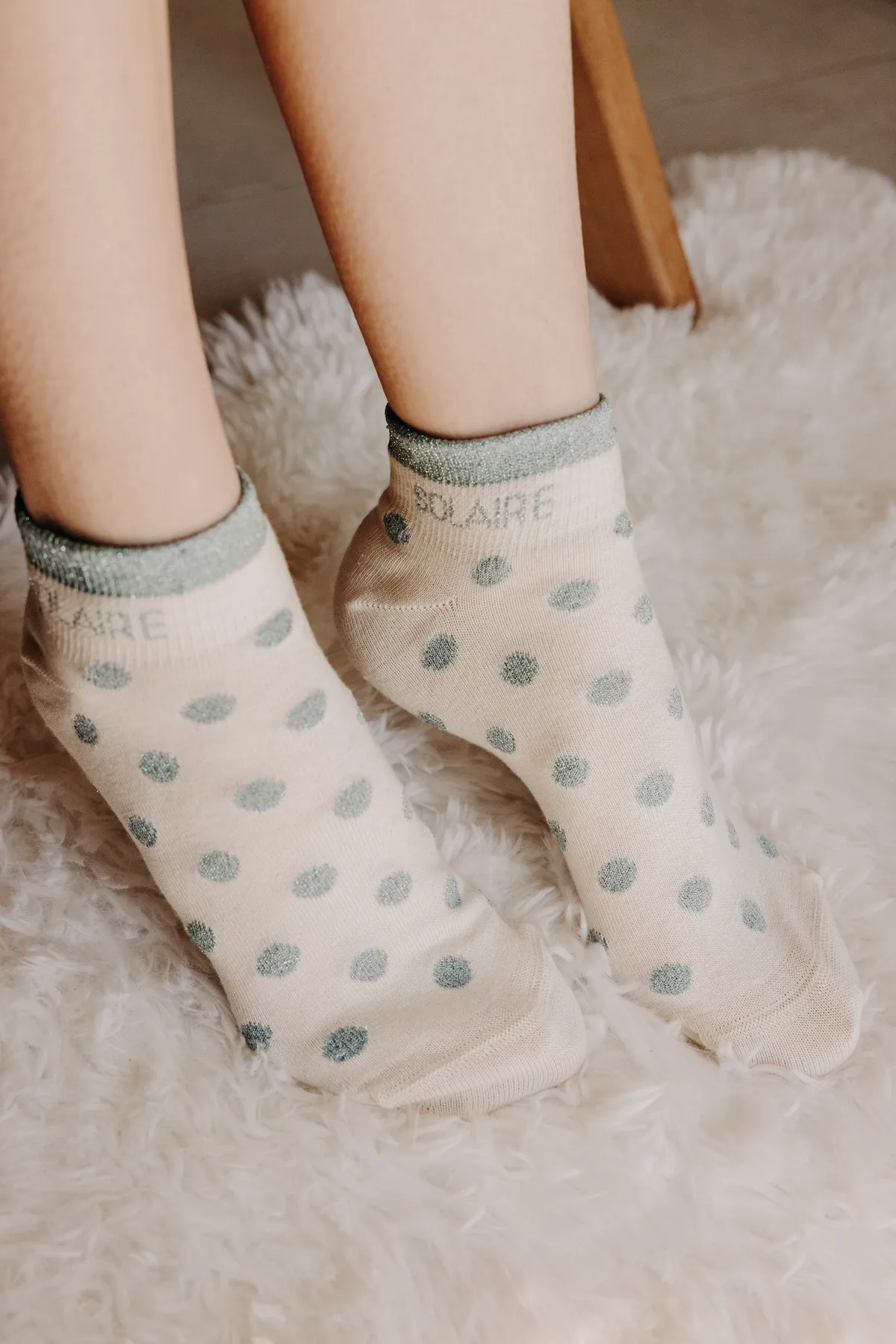 Chaussettes sneakers fantaisie lurex "SOLAIRE" – pois écru/ vert de gris. - Image 2