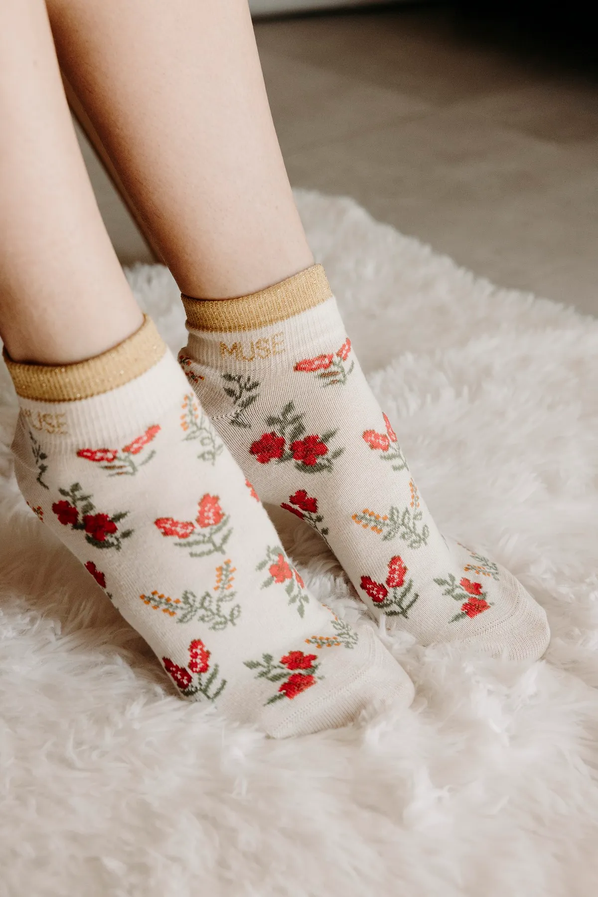 Chaussettes sneakers fantaisie lurex "MUSE" – fleurs rouges. - Image 2