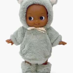 Minikane Poupon Mini Pancha, Arsène en Fantasia et sa tenue d’ourson vert de gris.